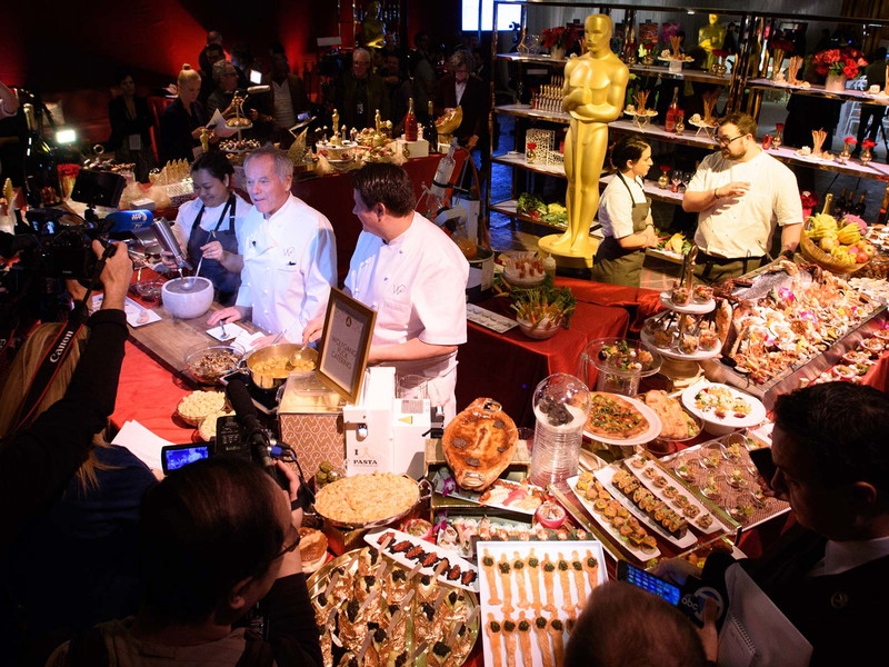 Starkoch Wolfgang Puck beim »Probekochen« für die Presse.