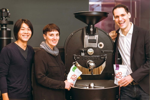 Architekt Chieh-shu Tzou, Kaffeebar-Geschäftsführerin Barbara Bauer und&nbsp;J. Hornig Geschäftsführer&nbsp; Johannes Hornig vor dem Trommelröster.