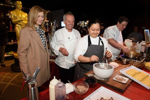 Academy CEO Dawn Hudson und Spitzenkoch Wolfgang Puck bei der Presse-Preview. 