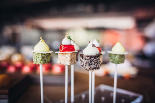 Knusprige Cake-Pops werden in den Geschmacksrichtungen Lemonade, Cherry Pop Rock sowie Cookies and Cream angeboten.