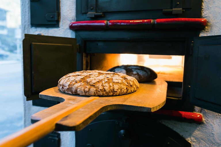Einzigartig in Kärnten: der mit Steinen ausgekleidete Holzofen der Bäckerei Weissensteiner.&nbsp;