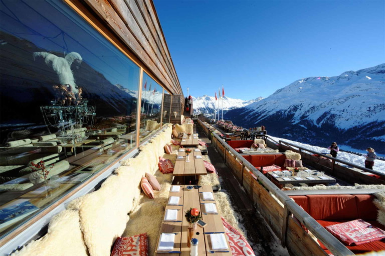 Das »El Paradiso« lockt sowohl mit einer Sonnenterrasse mit großartigem Ausblick als auch mit einem gemütlichen Interieur mit Kamin.