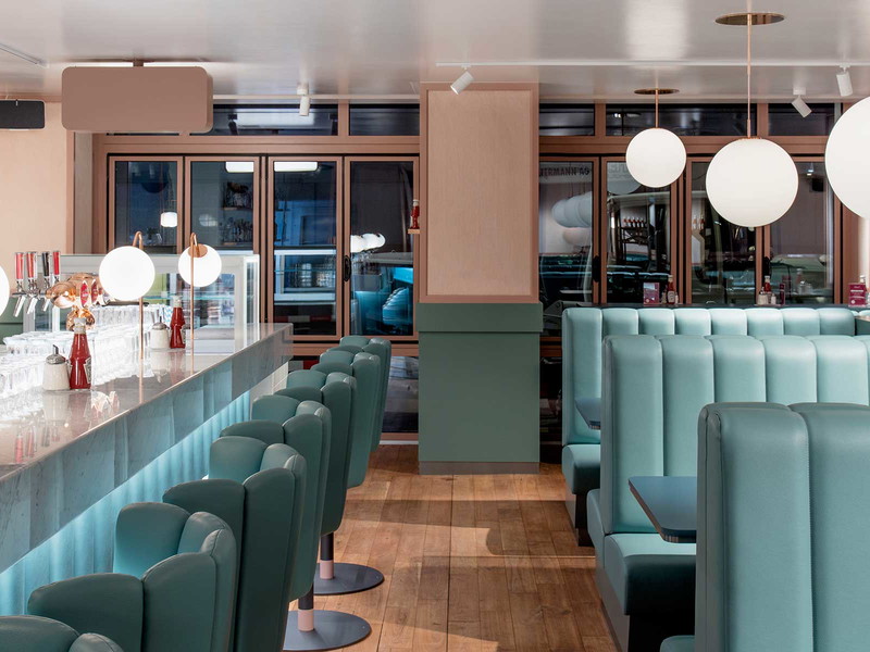 Rosé- und Mintfarben sind im «Helvti Diner Bellevue» vorherrschend.
