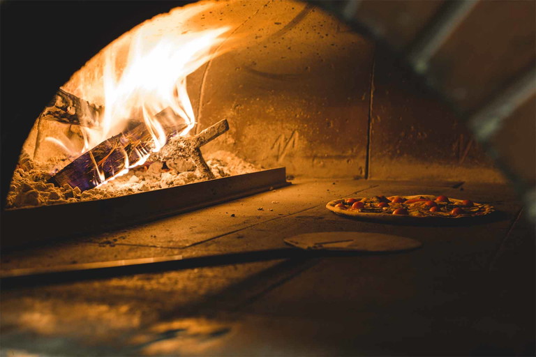 Die knusprigen Pizzen aus dem Holzofen gibt es auch zum Mitnehmen.