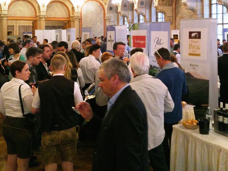 »Palais Ferstel«: Bei prunkvollem Ambiente kann man sich durch die Weinwelt der Steiermark kosten. 