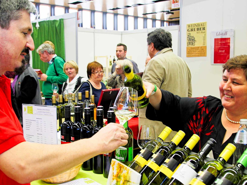 Auf der 17. »Weinmesse Innsbruck« präsentieren etwa 170 Winzer ihre Weine.