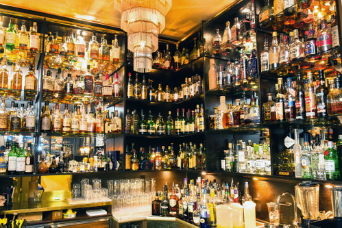 93 Falstaff Punkte:&nbsp;NightflysEin Urgestein der Wiener&nbsp;American-Bar-Szene:&nbsp;Riesige Cocktail-Auswahl und&nbsp;regelmäßig Livemusik.Dorotheergasse 14, 1010, Wien, T: +43 699 17128767, www.nightflys.at