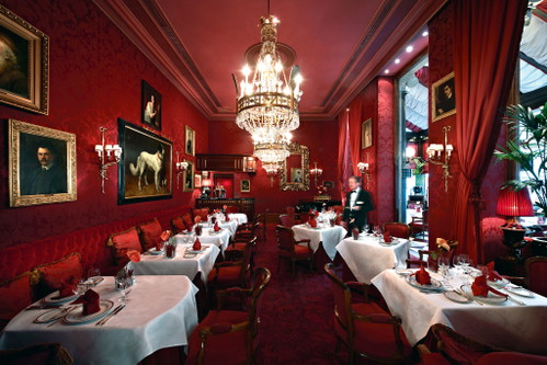 91 Falstaff Punkte:&nbsp;Anna SacherJahr für Jahr brilliert das »Hotel Sacher« mit einem köstlichen Opernball-Dinner. Ideale Lage gleich hinter der Oper.Philharmonikerstr. 4, 1010 Wien, T: +43 1 51456840, www.sacher.com