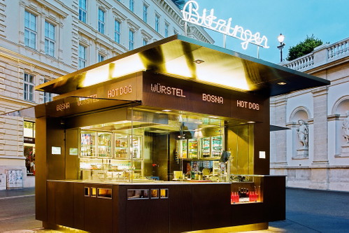 BitzingerGleich hinter der Oper. Neben ausgezeichneten Wurstwaren gibt es auch Champagner und offenes Bier im Sortiment.&nbsp; Albertina/Augustinerstraße 1, 1010 Wien, www.bitzinger.at