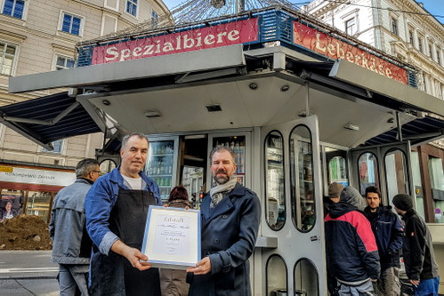 Würstelstand am Hohen MarktGewinner des Falstaff Publikumsvotings 2017 (Falstaff berichtete) und besonders beliebt bei Nachtschwärmern. Samstagnachts muss man durchaus mit Wartezeiten rechnen. Große Bierauswahl.Hoher Markt, 1010 Wien