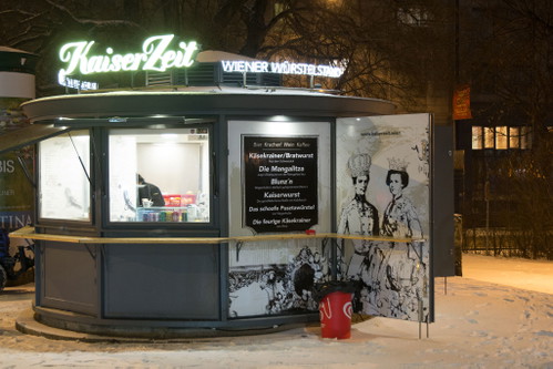 KaiserzeitTraditionsreicher Würstelstand. Feine Wurstkreationen wie&nbsp;»Das schoafe Pusztawürstel« oder eine eigene Bratwurst&nbsp;von der Mangalitza-Sau.Augartenbrücke, 1020 Wien, www.kaiserzeit.wien