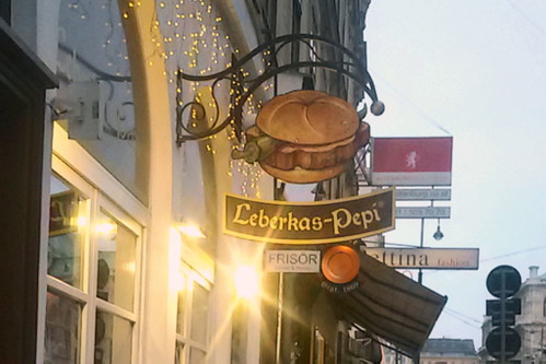 Leberkas PepiZwar kein klassischer Würstelstand, aber trotzdem hervor-ragend. Indoor-Imbiss mit verschiedenen Leberkäsekreationen.Operngasse 12, 1010 Wien, www.leberkaspepi.at