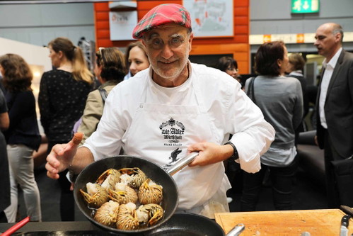 Franz Keller verwöhnte die Gäste am Falstaff-Stand mit herrlichen Langusten von den Bahamas. Keller züchtet an seinem Falkenhof auch selbst Rinder und ist Farm-to-table-Vordenker.www.falkenhof-franzkeller.dewww.spinylobster.de&nbsp;