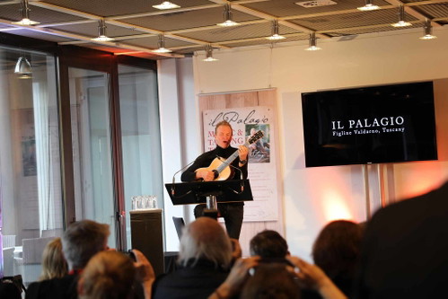 Sting bei der Pressekonferenz auf der ProWein. Die Weine von Il Palagio kann man auf der Messe verkosten. Der Weltstar verrät, dass ihm die Weinlese selbst zu anstrengend ist, aber Oliven erntet er gerne.