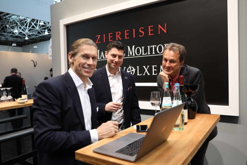 Roman Niewodniczanski von Van Volxem ist wie Markus Molitor und das Weingut Ziereisen Partner am Falstaff-Stand.