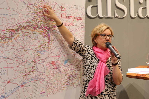 Gerhild Burkard zeigt die exakten Herkünfte der einzelnen Champagner.