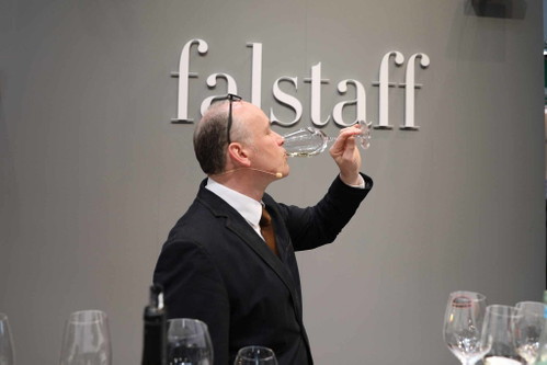 Der Weinexperte demonstriert, wie die Glasöffnung die Neigung des Kopfes beim Trinken bestimmt.