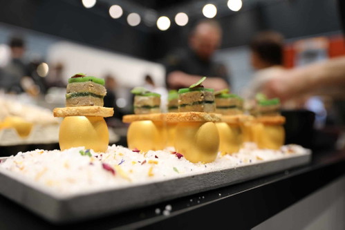 Foie Gras Mousse mit Matcha-Tee Terrine – zubereitet von Florian Conzen.