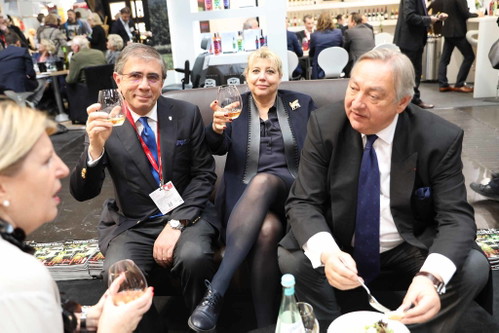 v.l.n.r.: Falstaff Deutschland-Herausgeberin Ursula Haslauer, Antonió Saraiva, CEO von Rozès, Nathalie und Paul-François Vranken von Vranken-Pommery.