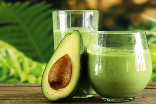 GIVE ME A SMILE:&nbsp;Als perfekter Morgen-Muntermacher eignet sich der »Green Smoothie«: Blattspinat, Sellerie, Avocado, Koriander, Petersilie, Banane, Birne und Apfel – abgeschmeckt mit etwas Kokoswasser und einem Glas Wasser im Mixer shaken, und fertig ist das Power-Elixier, das den ganzen Tag fit und munter macht.