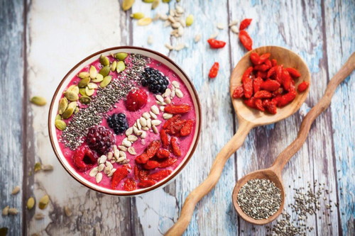 Low-Carb &amp; Superfood: Das Wichtigste bei einer Kur:&nbsp;Essen Sie mit Genuss, werden Sie dabei satt, und tanken Sie Vitalstoffe! Der angenehme Nebeneffekt: Verlieren Sie dabei in einer Woche drei bis vier Kilo!&nbsp;Kiwis, Avocados, Goji-Beeren, Spirulina-Pulver und Mandelmilch, bis eine cremige Masse entsteht. In eine Schüssel geben und mit Mangos und Beeren&nbsp;garnieren. Tipp: ein Schuss&nbsp;Leinöl – der edelste Überbringer von Omega-3-Fettsäuren. Infos&nbsp;unter www.marion-jetter.de