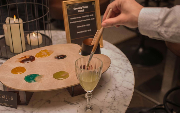 Die Bargäste können sich als Cocktail-Künstler betätigen. 