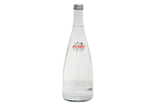 Evian – Mineralwasser Bewertung: 4&nbsp;WassertropfenWeicher, runder Duft. Schmeckt leicht mineralisch, weich, sauber, mit feinen Kalkaromen, anhaltend, gute Spannung, insgesamt eher mild und sehr guter Durchschnitt.&nbsp; Das Wasser weist einen mittleren Mineralisierungswert (494mg/l) auf.ca. CHF 1/l, Frankreich, www.evian.com