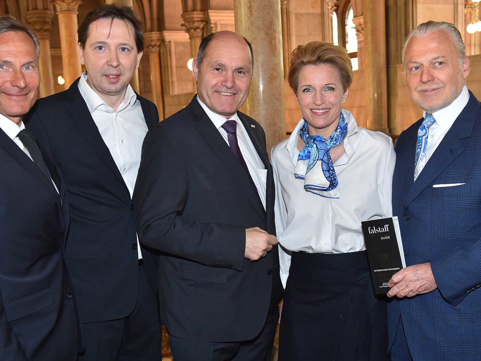 Alfred Hudler (Vöslauer, l.) mit Heinz (2.v.l.) und Birgit Reitbauer (2.v.r.) Minister Wolfgang Sobotka (M.) und Falstaff-Herausgeber Wolfgang Rosam (r.) 
