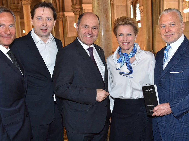 Alfred Hudler (Vöslauer, l.) mit Heinz (2.v.l.) und Birgit Reitbauer (2.v.r.) Minister Wolfgang Sobotka (M.) und Falstaff-Herausgeber Wolfgang Rosam (r.) 