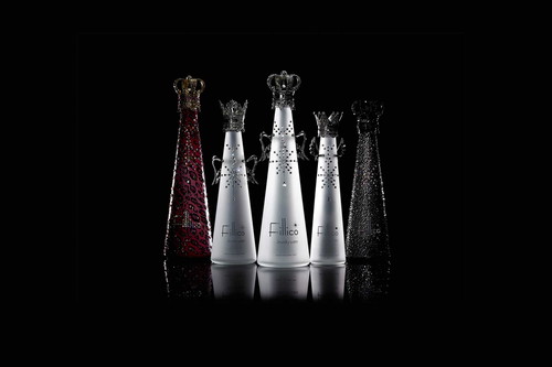 Fillicoca. 210 Franken (für 0,75 l)Die Wasserflasche des japanischen Unternehmens Fillico erinnert an die Königin in einem Schachspiel und ist mit Swarovski-Kristallen verziert. Das Wasser stammt aus Kobe.