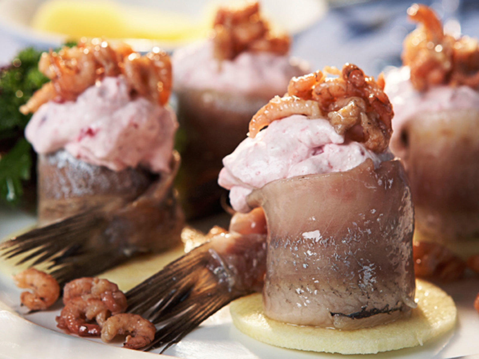 Matjes schwedisch gibt's im »Fischrestaurant Hoppe«: Mit Preiselbeersahne gefüllte Matjes, garniert mit Nordseekrabben. 