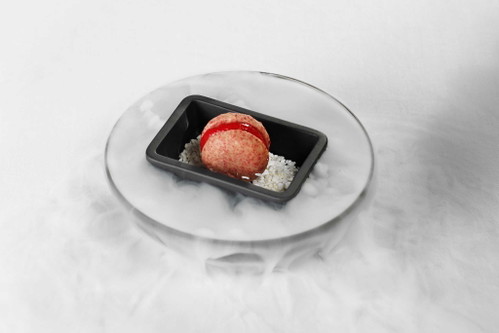 Gefrorener Himbeer-Macaron mit Zitronenbaiser
