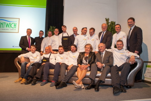 Zur Eröffnung des Festivals entstand dieses Gruppenbild mit LH Dr. Erwin Pröll.&nbsp;