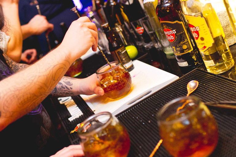 Den Barlöffel selbst in die Hand nehmen war bei der Cocktailschulung in der »Omu Bar« angesagt.
