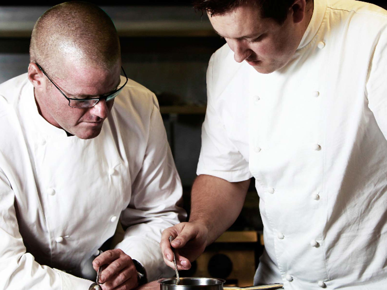 Mastermind Heston Blumenthal in der Küche mit Ashley Palmer-Watts, Küchenchef im »Dinner by Heston Blumenthal«.