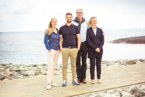 Die Familie hinter dem neuen Hotel: Isa und David Schneider mit Isas Eltern Jürgen und Andrea Kahlke.
