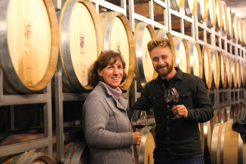 Jungspund in Badens Weinbergen: Julian Huber mit Mutter Barbara.