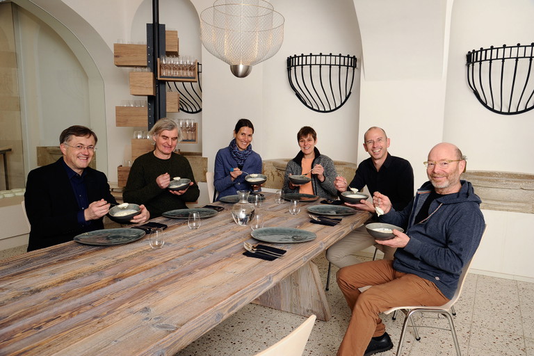 V. l. n. r.: Rüdiger Sachsenhofer (Qualitätsmanagement bei AMA), Anton Sutterlüty (Käsemacher), Eva Derndorfer (Sensorikerin), Romana Fertl (Sensorikerin), Johannes Lingenhel (Gourmet-Experte), Robert Paget (Käsemacher)
