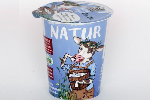 1. Hoflieferanten meine Bauern, Natur Joghurt 4 Prozent - 93 Punkte€ 0,89 für 180 g (Kilopreis: € 4,94);&nbsp;Erzeuger: Wilhelmsburger Hoflieferanten,&nbsp;U. a. Spar, Merkur, BillaGlänzende Optik. Angenehmes, milchiges, rahmiges Aroma.&nbsp;Dick-flüssige, aber sehr cremige Konsistenz. Glattes Mundgefühl, ausgewogen im Geschmack. Sehr fein.