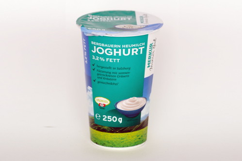 7. Merkur immer gut, 3,2 Prozent&nbsp;Bergbauern Heumilch Joghurt - 87 Punkte*€ 0,49 für 250 g (Kilopreis: € 1,96);&nbsp;Erzeuger: Salzburg Milch;&nbsp;MerkurCharaktervolle Nase, leicht animalisch. Kompakte Konsistenz, etwas mehlig, aber auch cremig, milchige Noten, eher wenig Säure, insgesamt mild und geschmacklich auf der neutralen Seite.&nbsp;