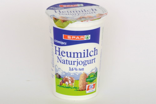 4. Spar cremiges Heumilch Naturjoghurt, 3,6 Prozent - 90 Punkte*€ 0,39 für 250 g (Kilopreis: € 1,56);&nbsp;Erzeuger: Berglandmilch; u. a. SparNase erinnert an frische Milch. Etwas dick-flüssiger, aber cremig. Gute Optik und Konsistenz am Löffel, milchig, fein im Mund, frisch, milde Säure, vollmundig, bleibt&nbsp;gut liegen.&nbsp;