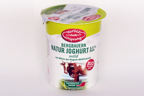 5. Zurück zum Ursprung, Bergbauern Natur Joghurt 3,5 Prozent - 89 Prozent*€ 0,78 für 400 g (Kilopreis: € 1,95);&nbsp;Erzeuger: Berglandmilch; HoferEtwas dunklere Färbung, glänzend. Frische Aromen. Homogen, Cremigkeit verliert sich rasch, glatt, sehr milchig im Geschmack, mild am Gaumen, sortentypischer Geschmack, Säure im Nachhall, insgesamt ausgewogen.
