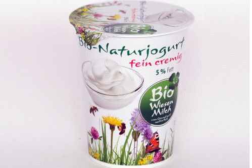 2. Bio Wiesenmilch, Naturjoghurt fein cremig 5 Prozent - 92 Punkte€ 1,49 für 500 g (Kilopreis: € 2,98);&nbsp;Erzeuger: Kärntenmilch,&nbsp;U. a. Meinl am Graben, denn’sSchön glänzend. Etwas verhalten im Geruch. Überzeugt aber durch cremige Konsistenz, angenehme Säure, Homogenität und klassischen Joghurt-Geschmack. Rahmig&nbsp;und rund.