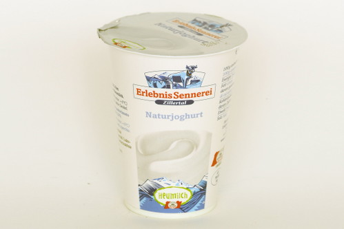 8. Erlebnis Sennerei Zillertal, Naturjoghurt 3,5 Prozent - 87 Prozent*€ 0,79 für 200 g (Kilopreis: € 3,95);&nbsp;Erzeuger: Erlebnissennerei Zillertal,&nbsp;U. a. Meinl am GrabenRiecht nach frischer Milch. Homogen, etwas dickflüssige Konsistenz, cremig, süßlich, milde Säure, buttriger Nachgeschmack, sauberes, ausbalanciertes Produkt.