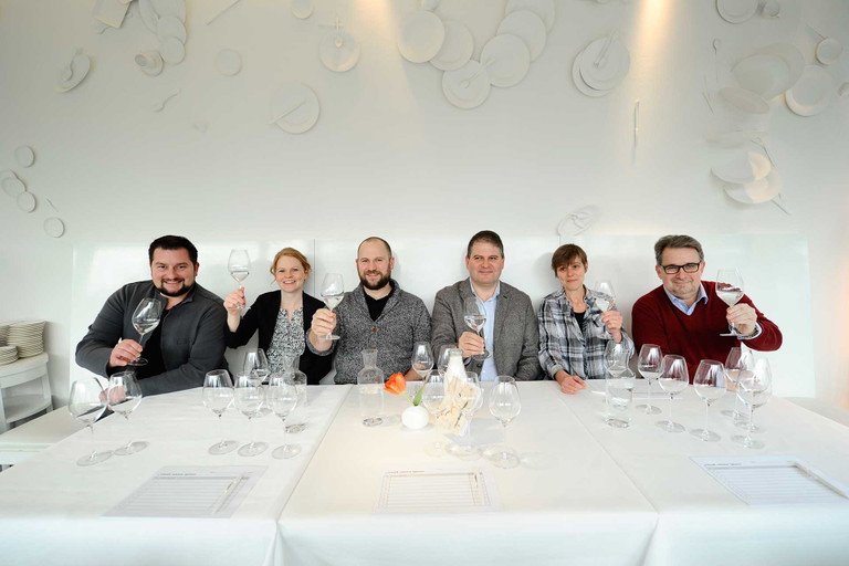 V. l. n. r.: Robert Stark (Wein-Consulting, Weinhandel »Reiner Wein«), Caroline Schlinter (Sensorikerin, www.buero-fuer-ernaehrung.com), Benjamin Mayr (Weinberatung beim Getränkehändler »Del Fabro«), Franz Messeritsch (Sommelier, www.punkt404.at), Romana Fertl (Sensorikerin, www.opensense.at), Peter Moser (Falstaff-Wein-Chefredakteur) Test-Location: »Meierei im Stadtpark« in Wien, www.steirereck.at.