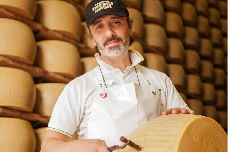 Bevor der Parmesan mit dem DOP-Siegel für den Handel freigegeben wird, muss jeder einzelne Laib auf Hohlräume abgeklopft werden