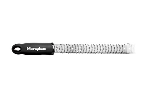 1. MICROPLANE CLASSIC ZESTERDie Scharfe, gesehen um CHF 24,90Käse gleitet wie Butter durch die Reibe – Ergebnis: die feinsten Späne im Test, unglaublich schnell gerieben. Funktionales Design mit hochwertigen Materialien, liegt sehr gut in der Hand.Design: 4,5/5 PunktenHandling: 5/5 PunktenReibe: 5/5 PunktenGesamt: 14,5 von 15 Punkten