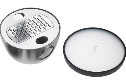 4. LURCH RAZORTEC EDSDie Praktische, gesehen um CHF 30Plus-Punkte: Schüssel mit Frischhaltedeckel, schönes Design, einfach zu reinigen. Minus-Punkte: grobe Späne, beim Reiben muss Druck ausgeübt werden, daher eher nur für Hartkäse geeignet.Design: 3,75/5 PunktenHandling:2,50/5 PunktenReibe:2,25/5 PunktenGesamt: 8,50 von 15 Punkten