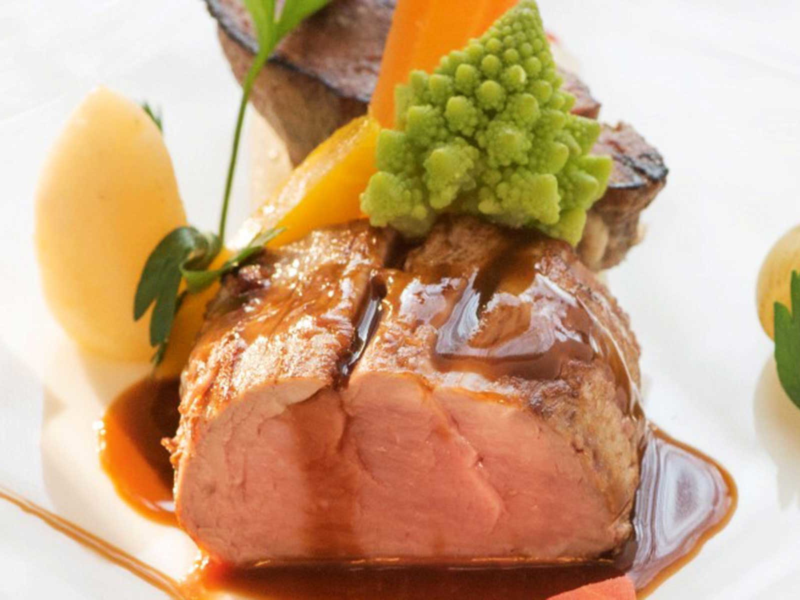 Kalbsfilet im «Le Murenberg» mit konfierter Kalbsbacke, Portweinjus und Wintergemüse.