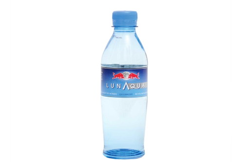 Lunaqua – Quellwasser Bewertung: 4&nbsp;WassertropfenFrische, leicht salzige Nase. Auch am Gaumen schön frisch, leicht fruchtig und salzig, eher mild, sauber, trinkig, angenehmes Mundgefühl, insgesamt harmonisch. Das Quellwasser aus dem Hause Red Bull wird nur bei Vollmond abgefüllt und hat eher niedrige Mineralienwerte. ca. CHF 1,60/l, Österreich , Quelle: www.delfabro.at